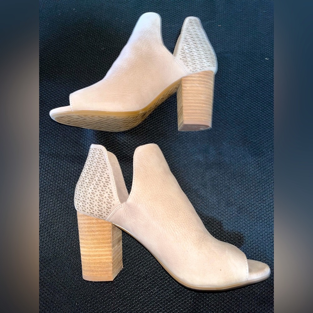 Antonio Melani Peep toe tan suede booties